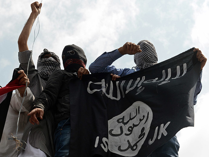 Demonstrators hold up a flag of the Islamic State of Iraq and the Levant (ISIL) (AFP Photo / Tauseef Mustafa)