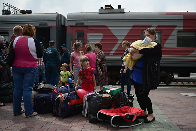 Ukrainian refugees who arrived in the Novosibirsk Region are greeted by the Emergency Situations Ministry staff and social workers at the Novosibirsk-Glavny railway station (RIA Novosti / Alexandr Kryazhev)