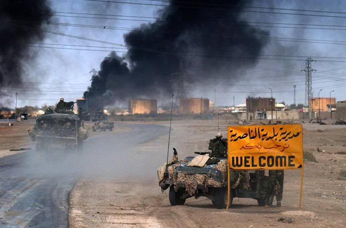 US Marines from the 2nd Battalion 8th regiment enter in the southern Iraqi city of Nasiriyah, where allied troops found stuborn resistance in their northbound advance torwards the Iraqi capital Baghdad 23 March 2003. (AFP Photo / Eric Feferberg)