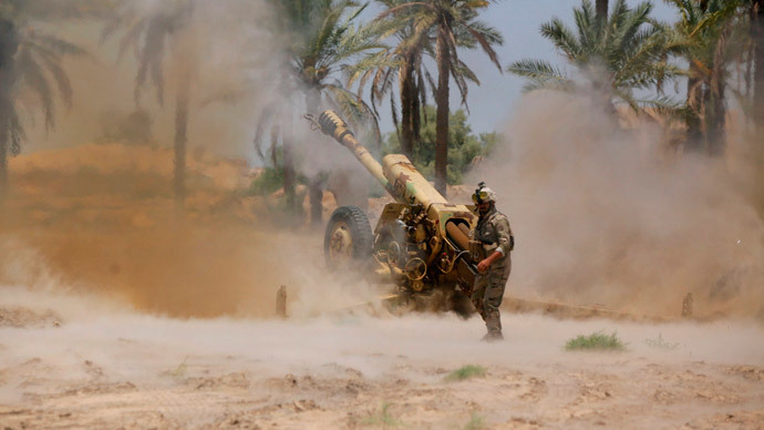 Iraqi security forces fire artillery during clashes with Sunni militant group Islamic State of Iraq and the Levant (ISIL) in Jurf al-Sakhar.(Reuters / Alaa Al-Marjani)