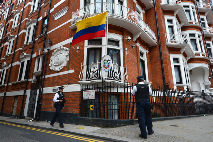 Police officers stand outside the Ecuadorian embassy in London.(AFP Photo / Carl Court)