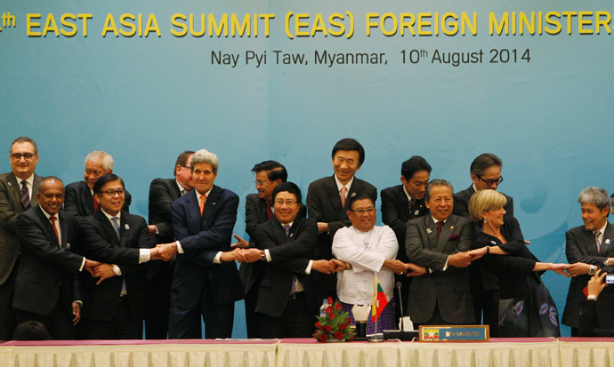 Foreign dignitaries hold hands as they pose for a photo before the 4th East Asia Summit (EAS) Foreign Ministers' meeting at the Myanmar International Convention Centre (MICC) in Naypyitaw, August 10, 2014.(Reuters / Soe Zeya Tun)