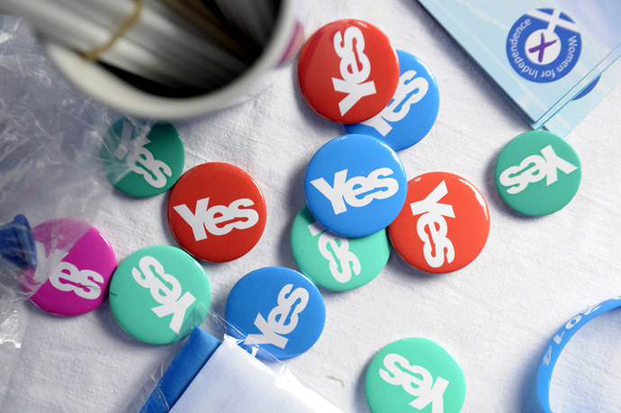 Pr-independence goodies are displayed by supporters outside the Birnam Highland Games in Perthshire, Scotland, on August 30, 2014. (AFP Photo)