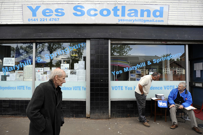 A pedestrian walks past the Yes Scotland campaign office in Maryhill, Glasgow on august 19, 2014 ahead of the upcoming referendum on independence which will be held on September 18, 2014. (AFP Photo)