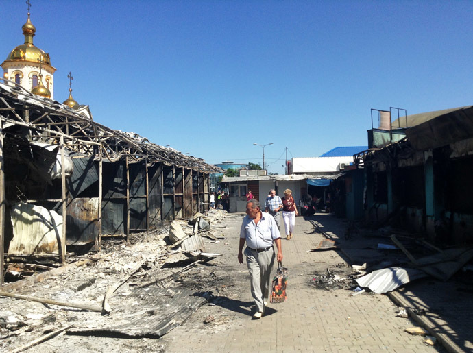Donetsk residents at the railway station square after an artillery strike. (RIA Novosti)