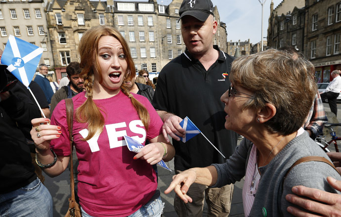 Opposing supporters for the Yes (L) and No campaigns, argue in Edinburgh, Scotland September 8, 2014.(Reuters/Russell Cheyne)