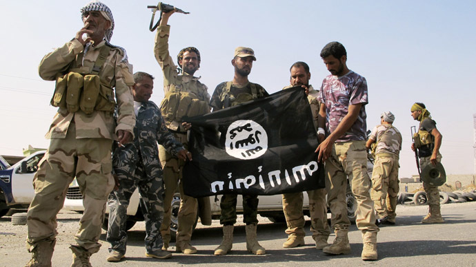 Iraqi security forces and Shi'ite militias pull down a flag belonging to Islamic State militants at Amerli September 1, 2014. (Reuters/Stringer )