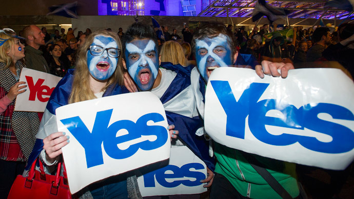 Pro-independence supporters gather at the Scottish Parliament in Edinburgh, Scotland on September 17, 2014.(AFP Photo / Lesley Martin)