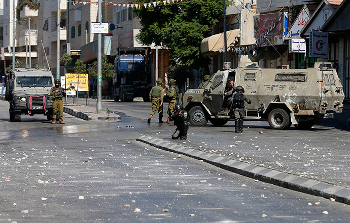 Israeli soldiers and border policemen take position during clashes with Palestinians in the West Bank city of Hebron September 23, 2014 (Reuters / Ammar Awad)