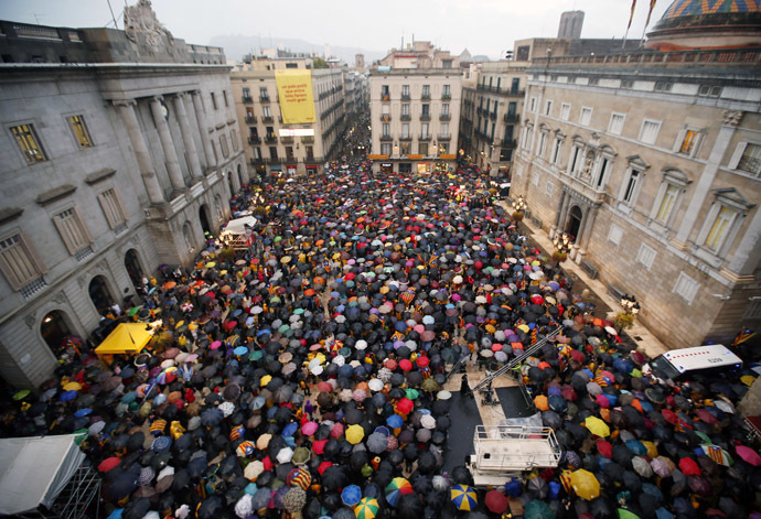 Catalan pro-independence supporters protest against the Spanish Constitutional Court in front of the Generalitat de Catalunya in Barcelona September 30, 2014. (Reuters)