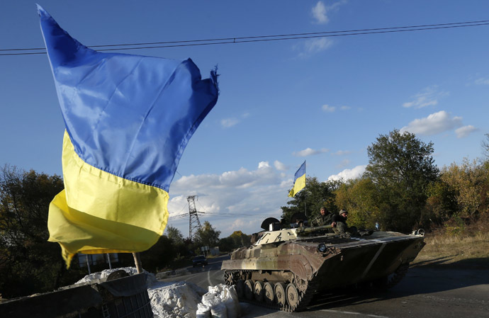 Ukrainian servicemen drive an armoured vehicle on the road near the eastern Ukrainian town of Horlivka, October 1, 2014. (Reuters/David Mdzinarishvili)