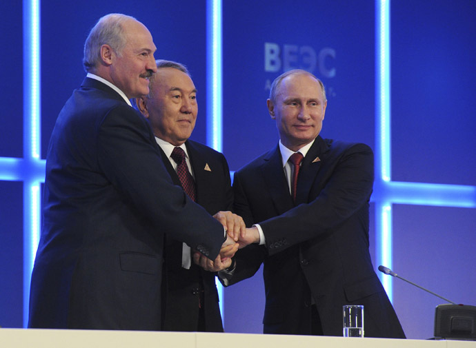 Russian President Vladimir Putin (R), Kazakh President Nursultan Nazarbayev (C) and Belarus President Alexander Lukashenko shake hands during a meeting of the Eurasian Economic Union in Astana May 29, 2014. (Reuters/Mikhail Klimentyev)