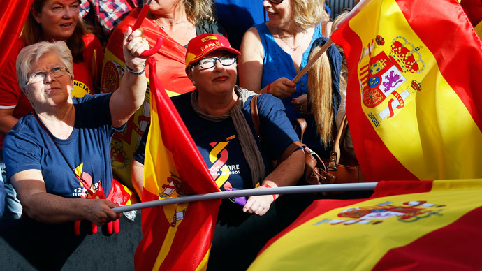 Spanish unionists wave flags during a rally at Catalonia square on Spain's National Day in Barcelona October 12, 2014.(Reuters / Albert Gea)