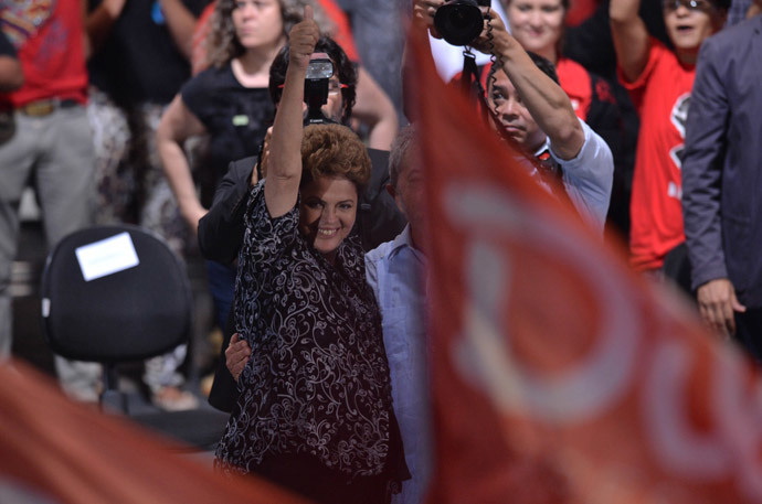 Brazilian President and presidential candidate for the Workers' Party (PT), Dilma Rousseff, waves during a campaign gathering in Sao Paulo, Brazil, on October 20 2014. (AFP Photo / Nelson Almeida)