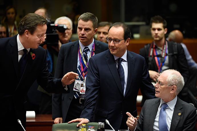 Britain Prime Minister David Cameron (L) speaks with French President Francois Hollande,and EU Council President Herman Van Rompuyon as an advisr looks on, during the second day of the European Union Summit at the EU Headquarters in Brussels, on October 24, 2014 (AFP Photo)