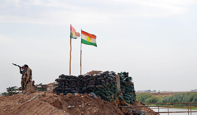 A picture taken on October 14, 2014 shows Kurdish Peshmerga fighters holding a position near the Mullah Abdullah bridge which separates them from Islamic State (IS) militants, 25 kilometres southwest of Kirkuk (AFP Photo)