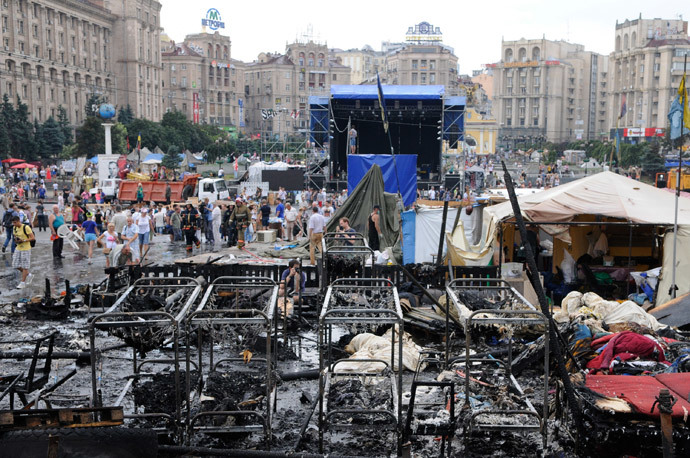Kiev residents and municipal workers clear barricades on Independence Square (Maidan).(RIA Novosti / Alexandr Maksimenko)