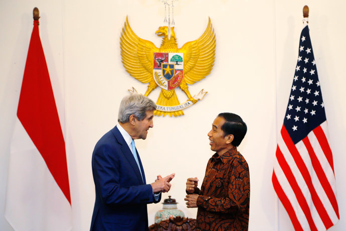 Newly inaugurated President of Indonesia Joko Widodo (R) welcomes US Secretary of State John Kerry to the Presidential Palace in Jakarta October 20, 2014. (AFP Photo / Pool / Brian Snyder)