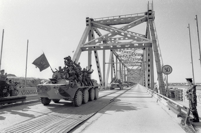 A column of armored personnel carriers crossing the Afghan-Soviet border on the Bridge of Friendship across the Amu Darya river. The withdrawal of the limited contingent of Soviet troops from Afghanistan. (RIA Novosti / V. Kiselev) 
