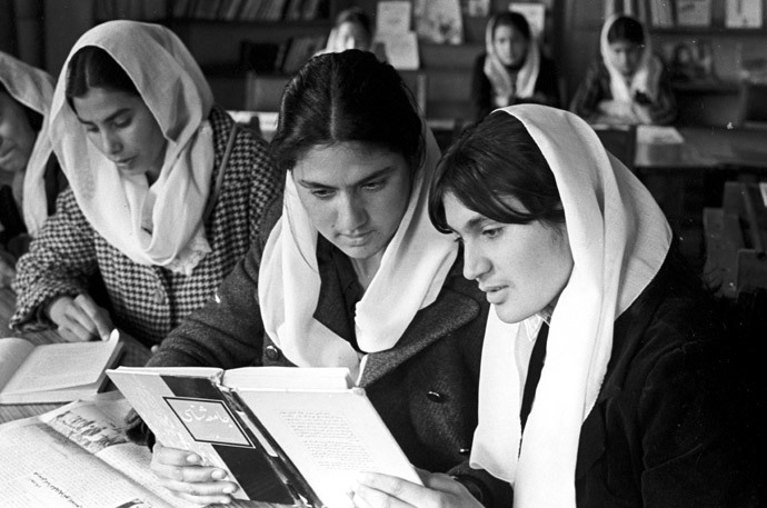 Afghan girls reading in a library, Kabul, Afghanistan, 1979 (RIA Novosti / Sobolev) 