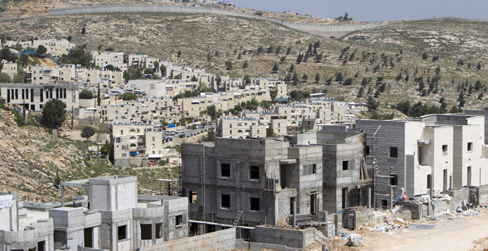 A general view taken on April 8, 2014 shows construction at a building site of new housing units in the Jewish settlement of Neve Yaakov, near Israel's controversial separation wall in the northern area of east Jerusalem. (AFP Photo)