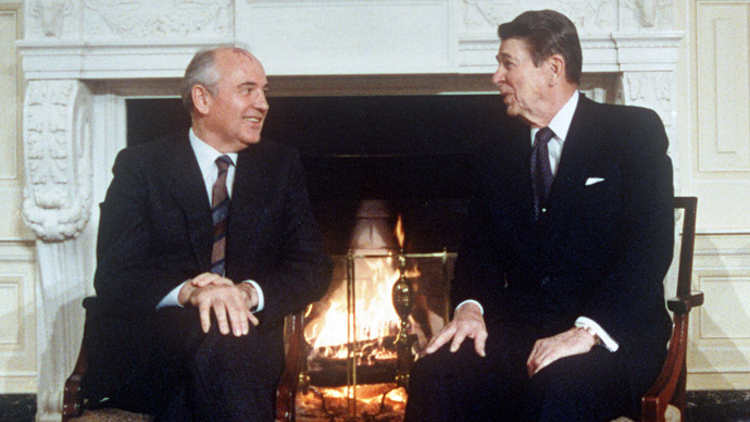 (FILES) This 08 December,1987 photo shows US President Ronald Reagan (R) with Soviet leader Mikhail Gorbachev at the White House under a painting of President Abraham Lincoln on the first day of their disarmament summit. (AFP Photo)