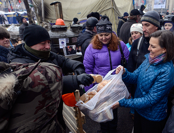 A handout picture released on December 10, 2013 by Ukrainian Union Opposition press services hows US Assistant secretary of State for European and Eurasian Affairs Victoria Nuland (R) distributing cakes to protesters on the Independence Square in Kiev on December 10, 2013. (AFP Photo / Party Press-Service / Andrew Kravchenko)