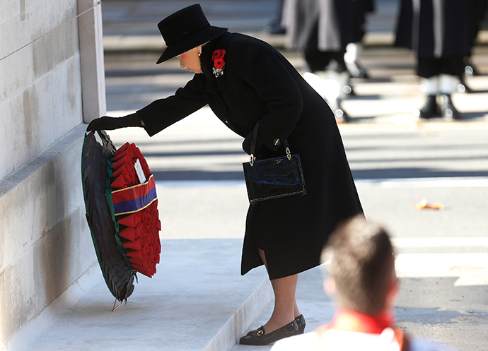 Britain's Queen Elizabeth lays a wreath at the annual Remembrance Sunday ceremony at the Cenotaph in London November 10, 2013 (Reuters / Suzanne Plunkett)