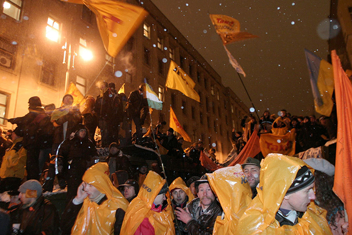 Viktor Yushchenko supporters at the Ukrainian President administration building in Kiev 11 November, 2004 (RIA Novosti) 