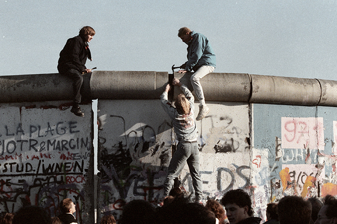 People of the G.D.R. breaking down the Berlin Wall (RIA Novosti / Yuriy Somov)