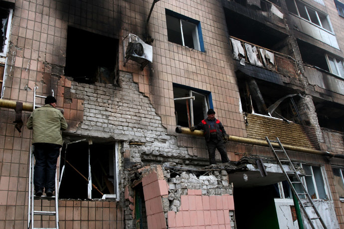 Workers repair the damage after UKrainian forces shelled a residental building in Donetsk. (RIA Novosti/Igor Maslov)
