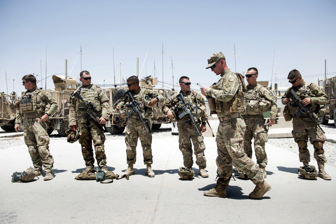 US soldiers prepare for a patrol at Kandahar Airfield on June 3, 2014. (AFP Photo)