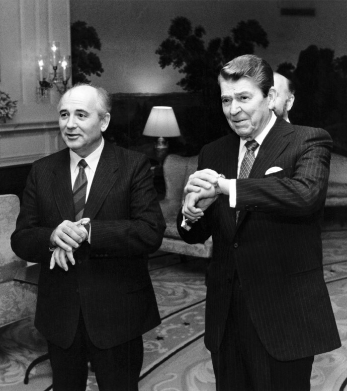 This 09 December 1987 official White House file photo shows then US president Ronald Reagan (R) checking the time with Soviet leader Mikhail Gorbachev in the Diplomatic Reception Room of the White House in Washington, DC. (AFP Photo/The White House)