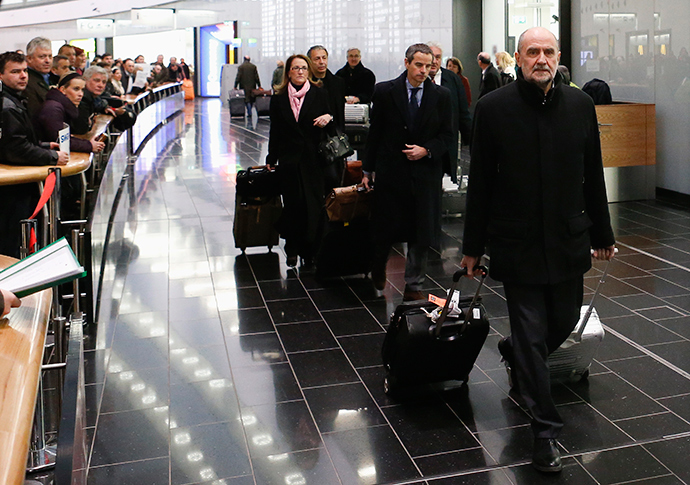 Herman Nackaerts, head of a delegation of the International Atomic Energy Agency (IAEA), pulls his suitcases at the airport in Vienna after arriving from Iran January 18, 2013 (Reuters / Leonhard Foeger)