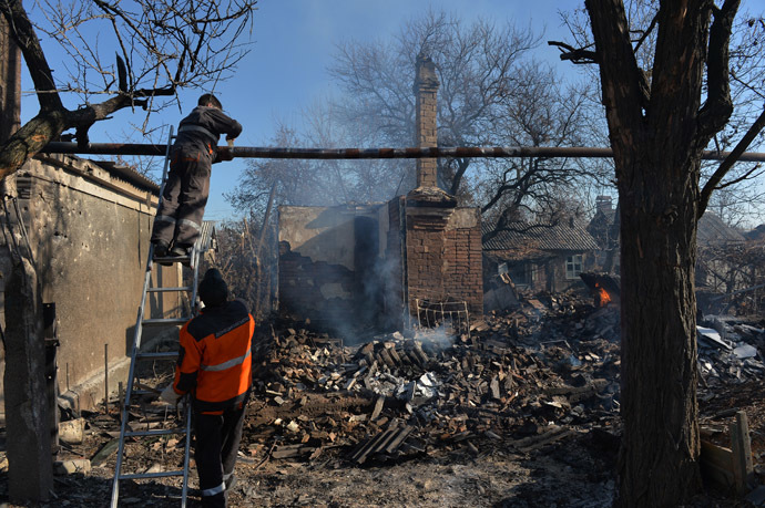 Public utilities workers repair a gas pipe damaged during an artillery shelling of Donetsk by the Ukrainian military. (RIA Novosti/Alexey Kudenko)