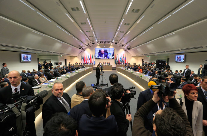 Journalists listen to the speech of Mustafa al-Shamali, deputy prime minister and minister of oil of Kuwait, presiding the Organization of the Petroleum Exporting Countries (OPEC) conference at their 164th meeting in Vienna, on December 4, 2013. (AFP Photo / Alexander Klein)