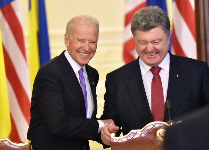 Ukrainian President Petro Poroshenko (R) and US Vice-President Joe Biden on November 21, 2014 in Kiev. (AFP Photo / Sergei Supinsky)