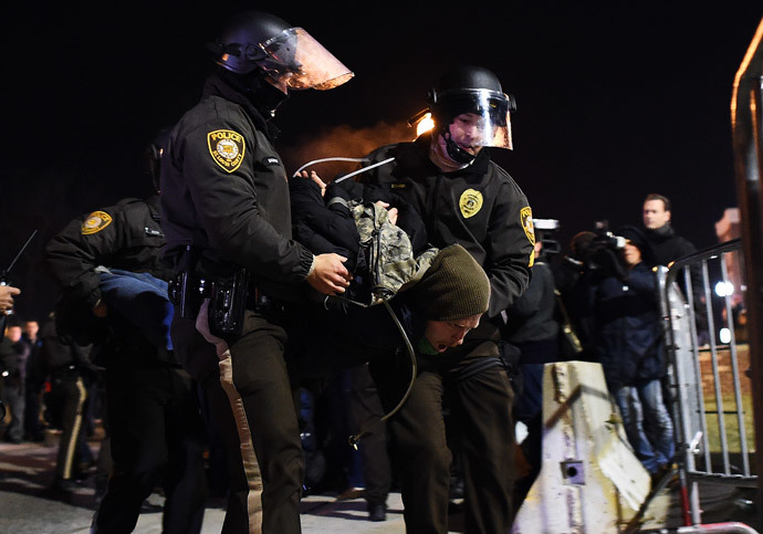 Police arrest a protester in Ferguson, Missouri (AFP Photo / Jewel Samad)