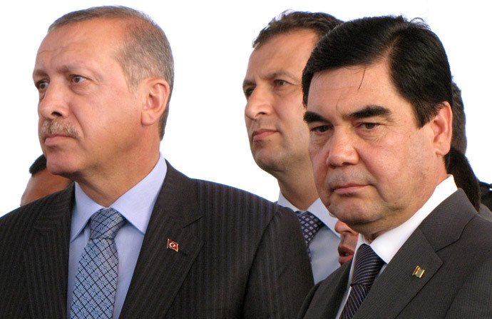 Turkmenistan's president Gurbanguly Berdymukhamedov (R) and Recep Tayyip Erdogan (AFP Photo)