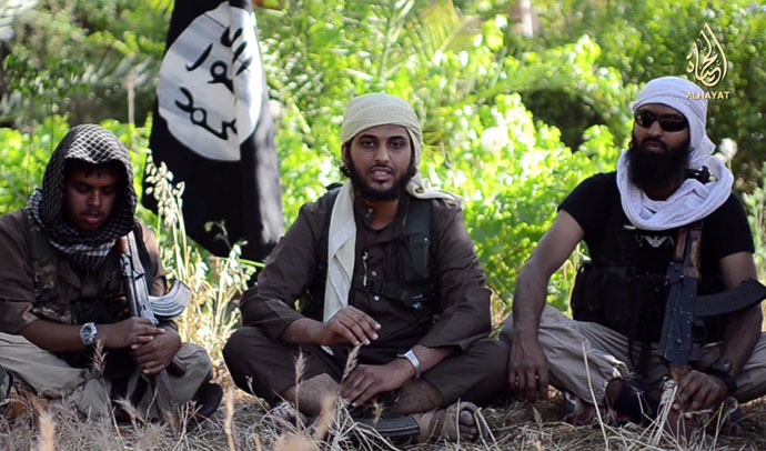 An image grab uploaded on June 19, 2014 by Al-Hayat Media Centre shows Abu Muthanna al-Yemeni (C), believed to be Nasser Muthana, a 20-year-old man from Cardiff, Wales, speaking in an online video titled "There is no life without Jihad" from an undisclosed location. (AFP/AL HAYAT)