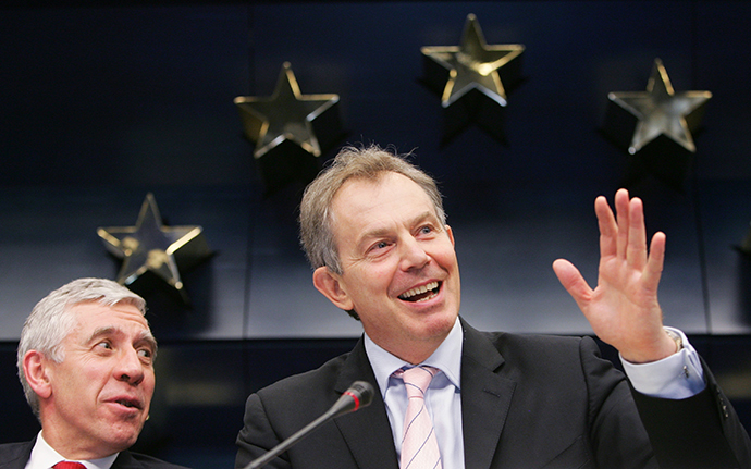 British Prime Minister Tony Blair (R) waves next to British Foreign Secretary Jack Straw (Reuters / Francois Lenoir)