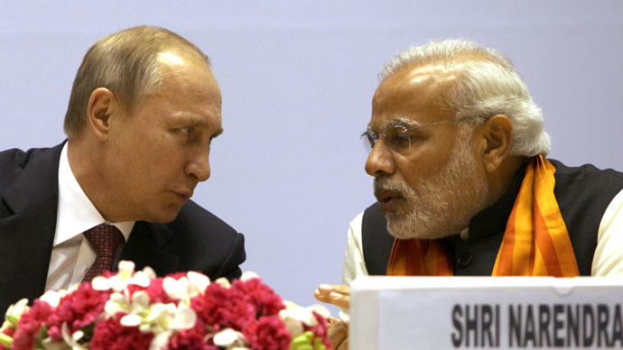 Russian President Vladimir Putin (L) speaks with Indian Prime Minister Narendra Modi at The World Diamond Conference at Vigyan Bhawan in New Delhi on December 11, 2014. (AFP Photo)