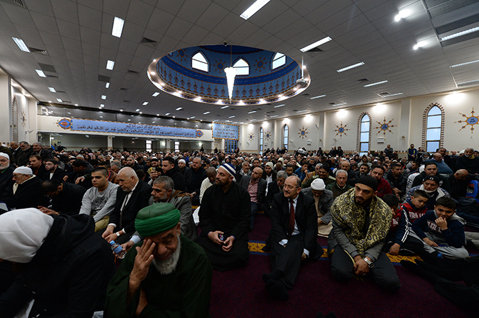 Muslims listen Eid al-Fitr sermons at the Lakemba Mosque in western Sydney (AFP Photo / Saeed Khan)