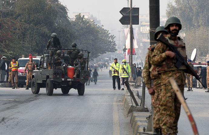 Pakistani soldiers take position near the site of an attack by Taliban gunmen on a school in Peshawar on December 16, 2014. (AFP Photo)