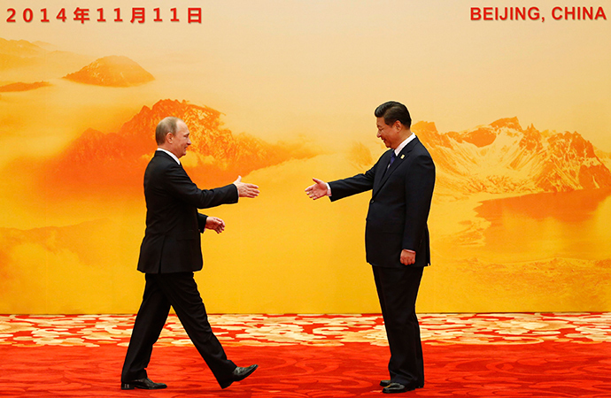 Russia's President Vladimir Putin (L) shakes hands with his Chinese counterpart Xi Jinping during the Asia Pacific Economic Cooperation (APEC) forum, at the International Convention Center at Yanqi Lake, in Huairou district of Beijing, November 11, 2014 (Reuters / Kim Kyung-Hoon)