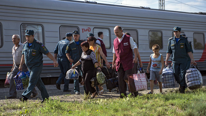 Russian EMERCOM and Federal Migration Service workers meet Ukrainian refugees at a train station in Omsk.(RIA Novosti / Alexey Malgavko)