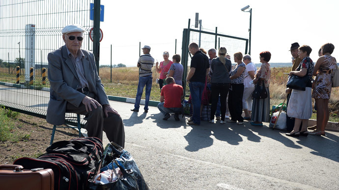 Residents of southeastern Ukraine cross the border into Russia at Donetsk border crossing point in Rostov Region.(RIA Novosti / Maksim Blinov)