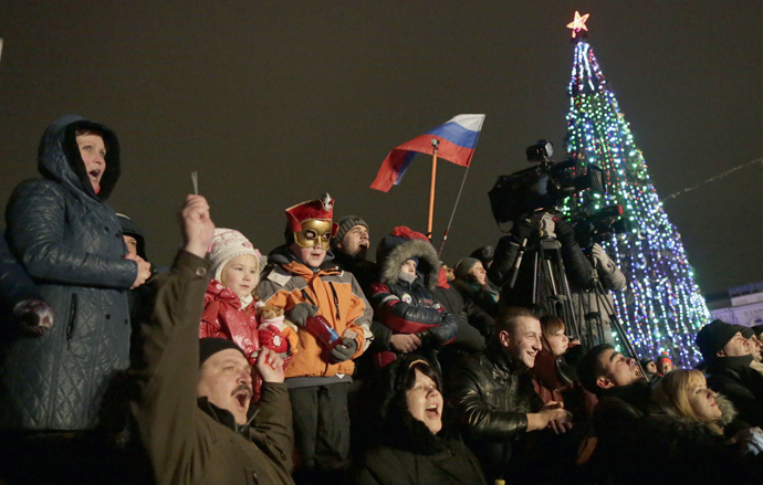 People celebrate a New Year in the centre of Simferopol in Crimea early on January 1, 2015 (AFP Photo / Max Vetrov)