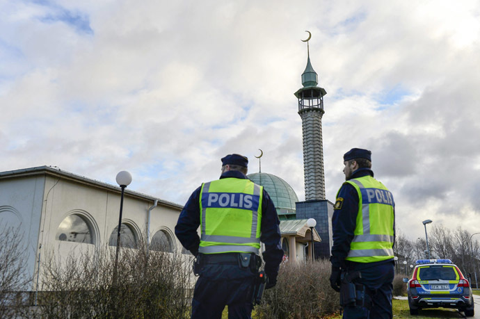 Policemen stand outside a mosque in Uppsala on January 2, 2015. (AFP Photo)