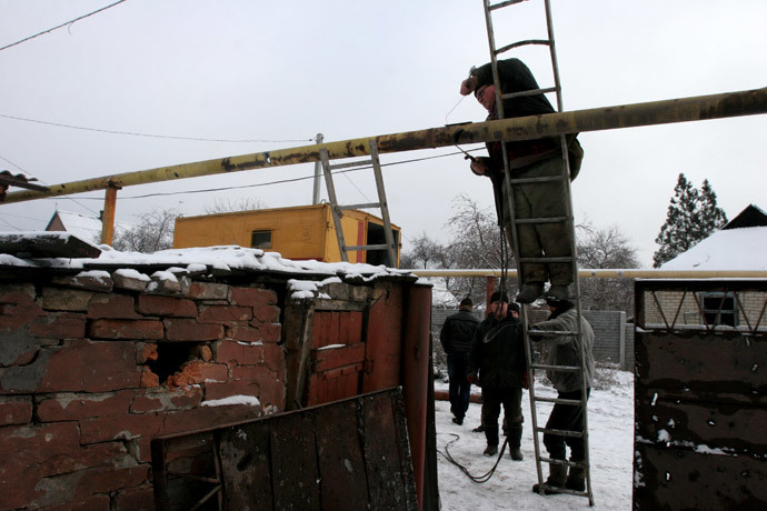 Municipal workers restore a gas pipeline in Petrovsky District of Donetsk damaged in the result of shelling by Ukrainian army. (RIA Novosti / Igor Maslov) 